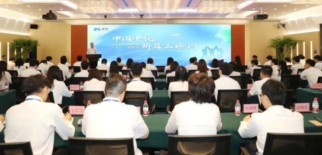 李凡荣为万邦化工2023年新员工培训讲授第一课
