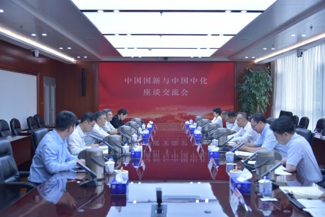 焦健会见中国国新总经理莫德旺