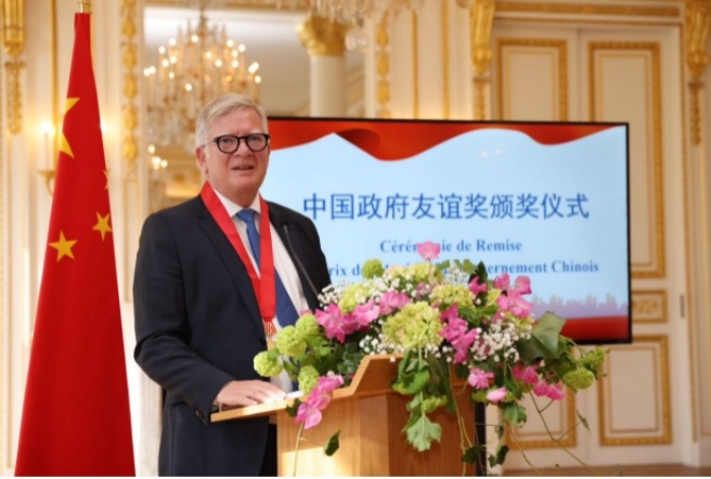 中国驻法大使卢沙野向让马克•杜布朗颁发中国政府友谊奖