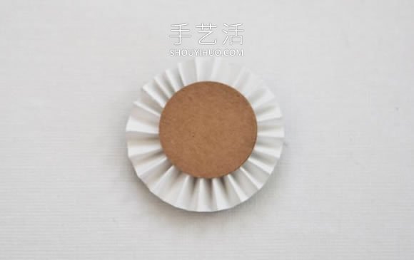 最简单装饰纸花制作视频 纸条加纽扣就搞定！(图5)