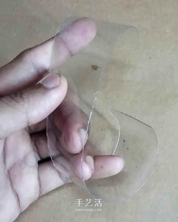 矿泉水瓶废物利用手工制作奖杯、国旗和酒杯(图3)