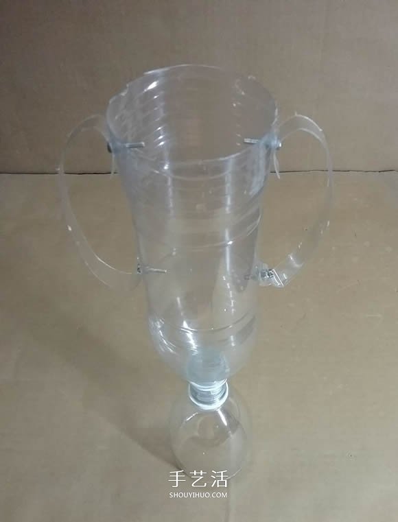矿泉水瓶废物利用手工制作奖杯、国旗和酒杯(图8)