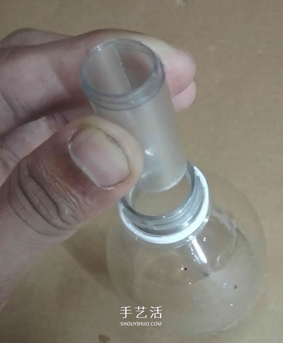 矿泉水瓶废物利用手工制作奖杯、国旗和酒杯(图4)