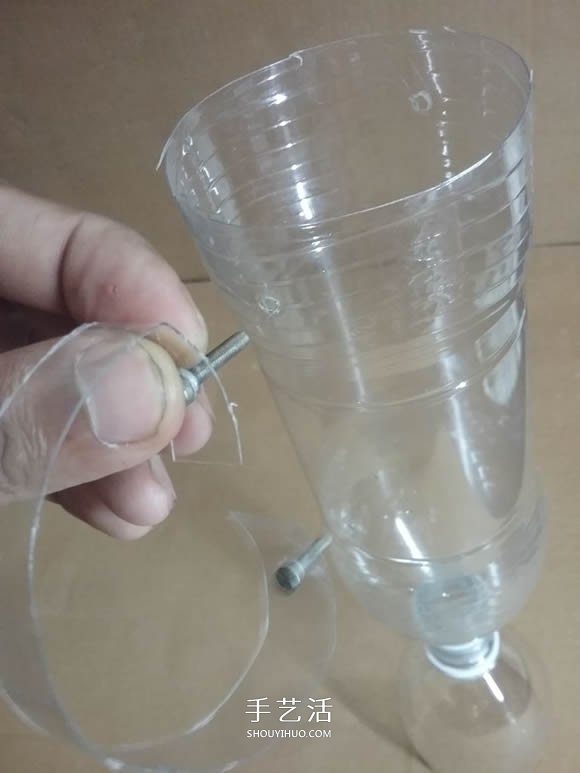 矿泉水瓶废物利用手工制作奖杯、国旗和酒杯(图7)
