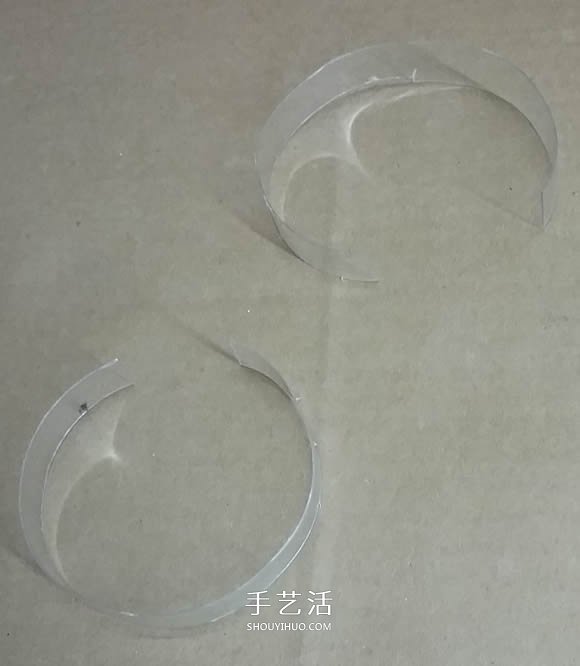 矿泉水瓶废物利用手工制作奖杯、国旗和酒杯(图6)