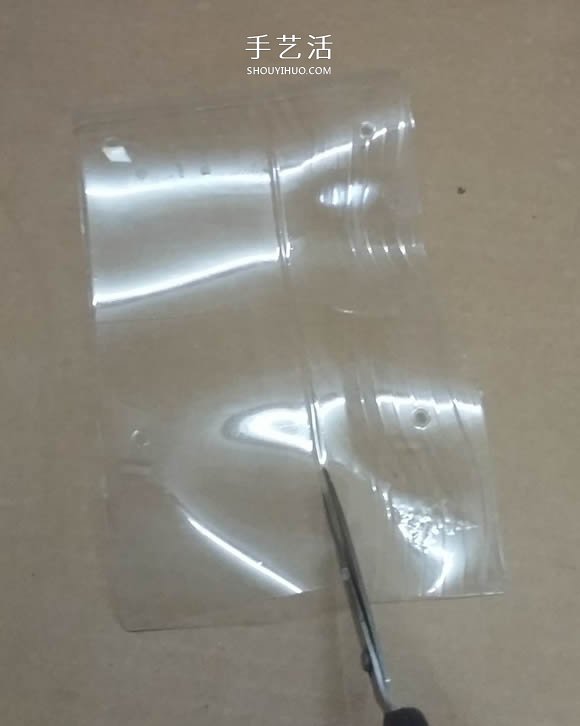 矿泉水瓶废物利用手工制作奖杯、国旗和酒杯(图9)