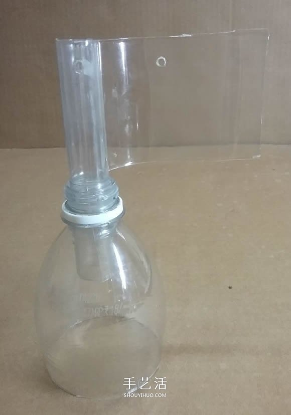 矿泉水瓶废物利用手工制作奖杯、国旗和酒杯(图10)
