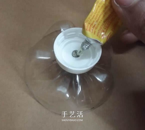 矿泉水瓶废物利用手工制作奖杯、国旗和酒杯(图14)