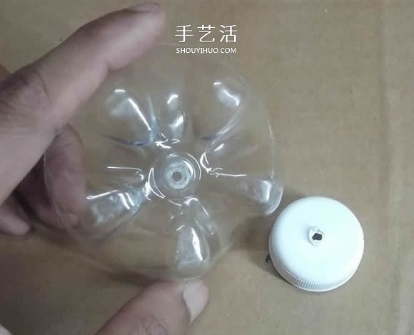 矿泉水瓶废物利用手工制作奖杯、国旗和酒杯(图13)