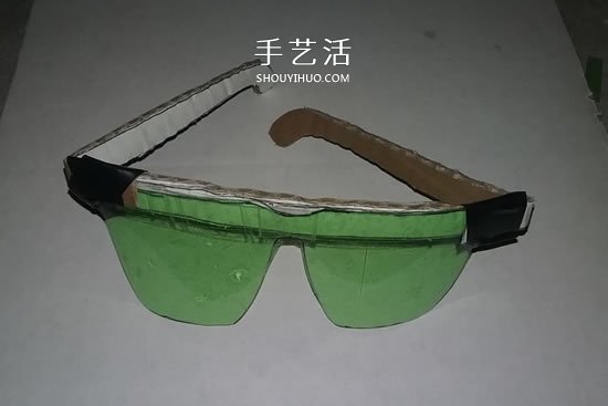 汽水瓶废物利用手工制作黑框太阳镜的方法 - 双维造物网