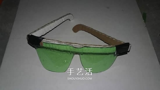 汽水瓶废物利用手工制作黑框太阳镜的方法(图16)