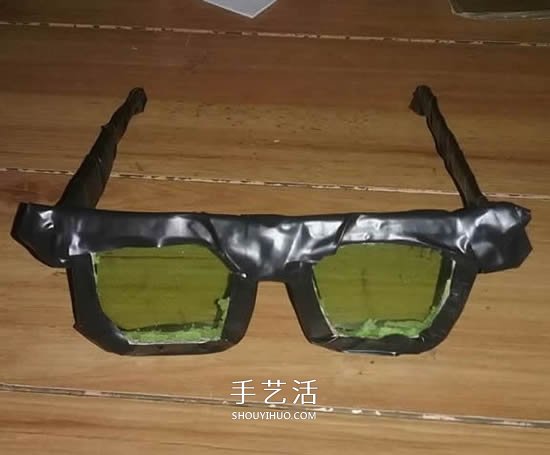 汽水瓶废物利用手工制作黑框太阳镜的方法(图17)