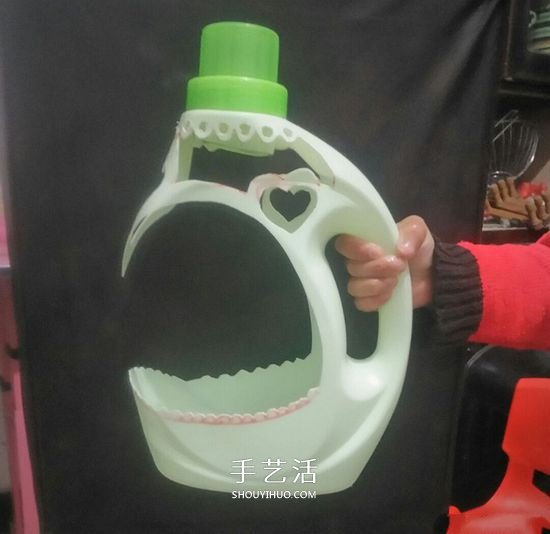 洗衣液瓶手工雕刻 DIY制作优雅花盆的方法(图5)