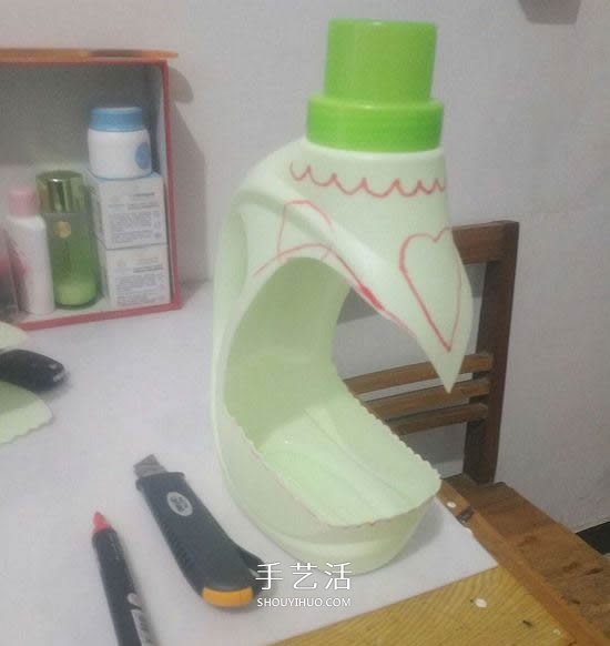洗衣液瓶手工雕刻 DIY制作优雅花盆的方法(图3)