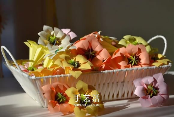 三张纸折八瓣花的折法图解 还能做成立体花球(图7)