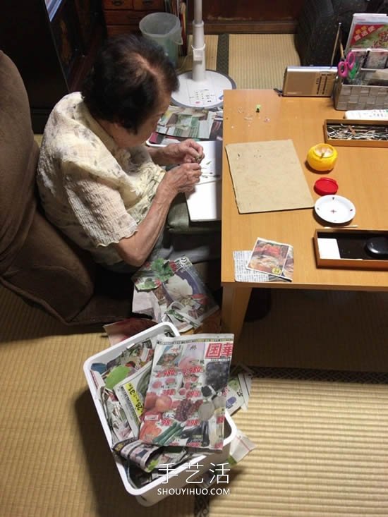 90岁老奶奶手撕报纸做拼贴画！展现平淡幸福(图14)