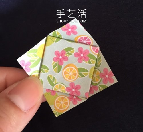 儿童简单折纸四角花的折法图解教程(图5)