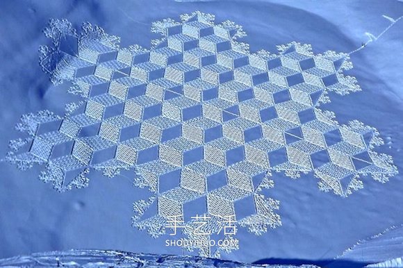 雪花地上飘？法国艺术家踩出冬季“踩雪画” - 双维造物网