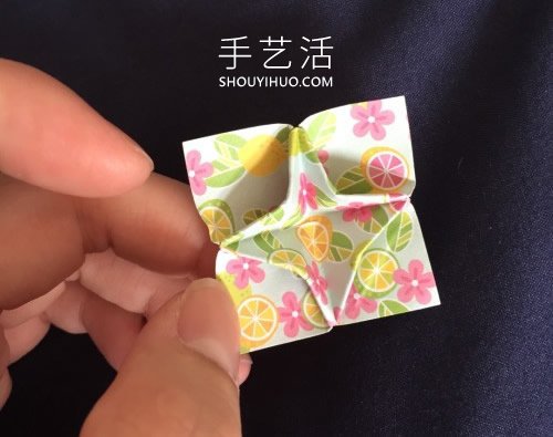 儿童简单折纸四角花的折法图解教程(图6)