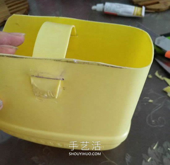 洗洁精瓶废物利用制作洗漱用品收纳篮的做法(图6)