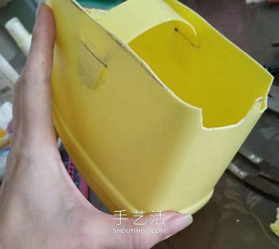 洗洁精瓶废物利用制作洗漱用品收纳篮的做法(图8)