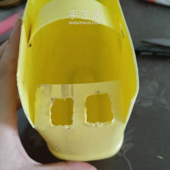 洗洁精瓶废物利用制作洗漱用品收纳篮的做法(图7)