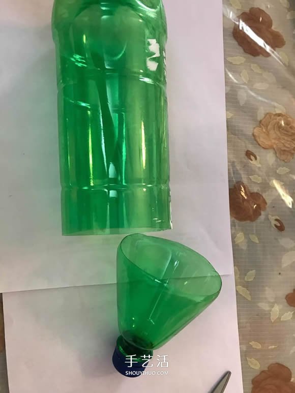 雪碧瓶手工制作万圣节女巫屋图解教程(图3)