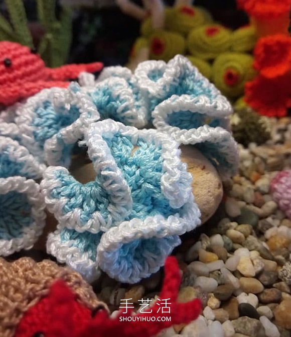 她钩织海洋生物，制作出一个逼真的水族馆(图3)