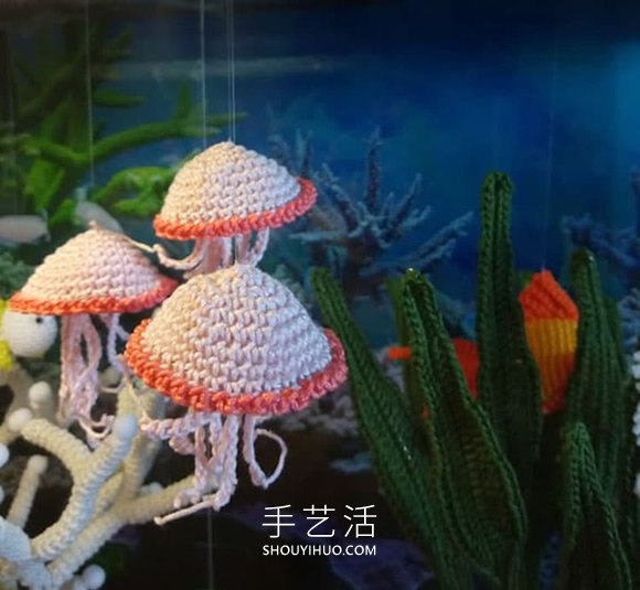 她钩织海洋生物，制作出一个逼真的水族馆(图8)