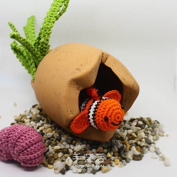她钩织海洋生物，制作出一个逼真的水族馆(图9)
