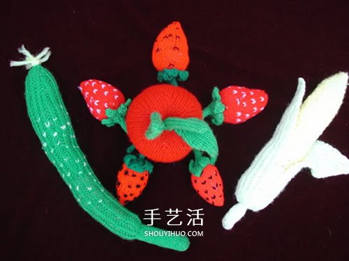 用毛线做水果的作品图片 还能当做趣味靠枕(图5)