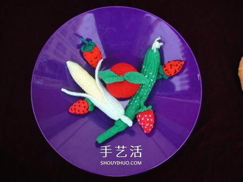用毛线做水果的作品图片 还能当做趣味靠枕(图4)