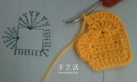 简单钩针编织教程：毛线爱心小挂饰的织法(图11)