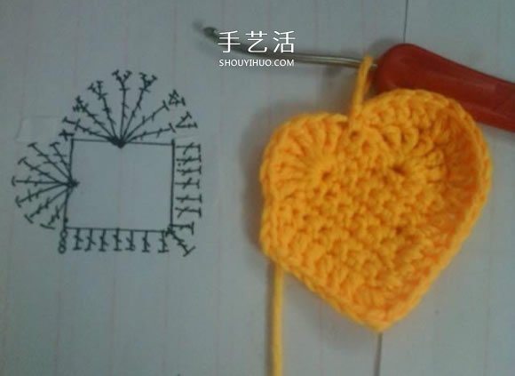简单钩针编织教程：毛线爱心小挂饰的织法(图13)