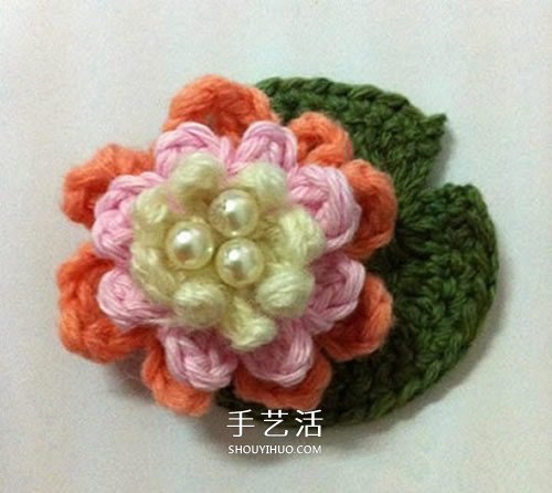毛线编织莲花胸针的方法 钩针荷花胸花的编法 - 双维造物网