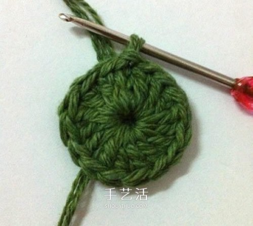 毛线编织莲花胸针的方法 钩针荷花胸花的编法(图4)