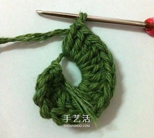 毛线编织莲花胸针的方法 钩针荷花胸花的编法(图3)