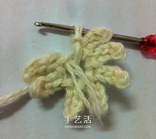 毛线编织莲花胸针的方法 钩针荷花胸花的编法(图10)