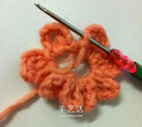毛线编织莲花胸针的方法 钩针荷花胸花的编法(图17)