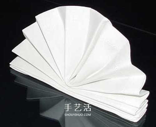 餐巾折扇子的方法图解 简单餐巾扇子折叠教程(图7)