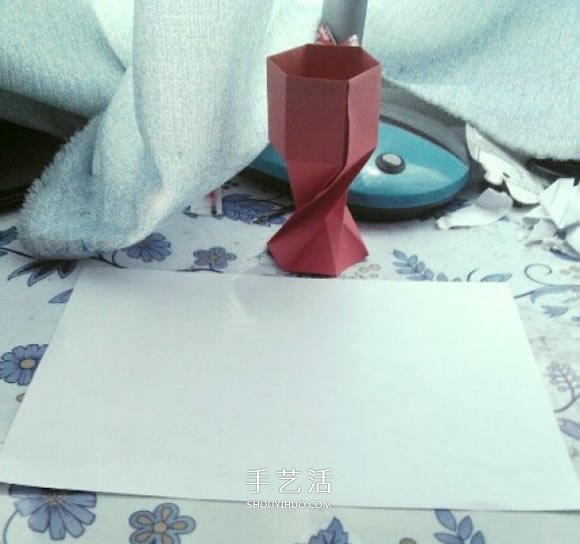 简单高脚杯的折法图解 折纸红酒杯的方法教程(图2)