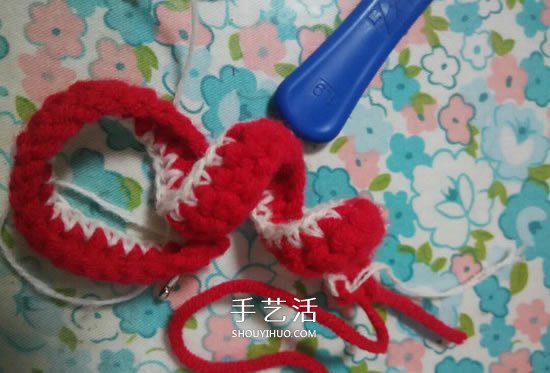 手工钩针编织圣诞花环挂饰的方法图解(图4)