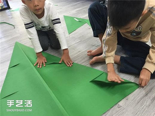 自制大圣诞树的方法 手工折纸大型圣诞树图解(图7) 自制大圣诞树的方法 手工折纸大型圣诞树图解(图7)