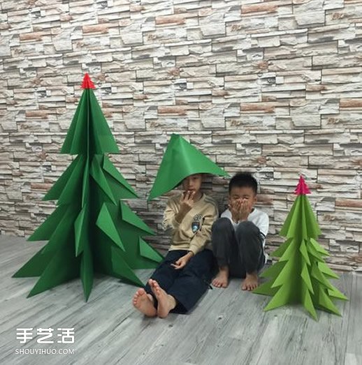 自制大圣诞树的方法 手工折纸大型圣诞树图解(图8) 自制大圣诞树的方法 手工折纸大型圣诞树图解(图8)