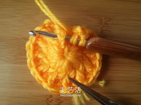 手工钩针编织单色花朵坐垫/杯垫的方法图解(图9)