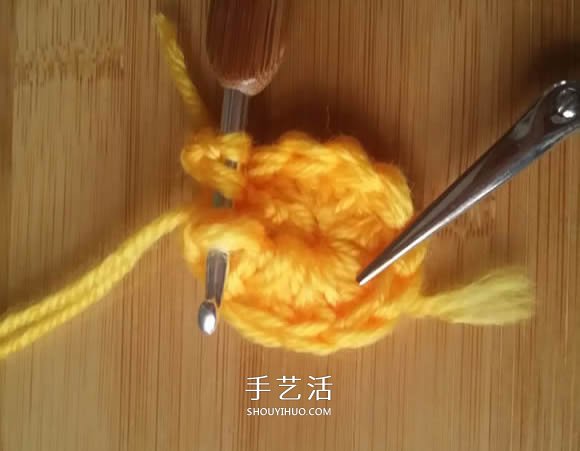 手工钩针编织单色花朵坐垫/杯垫的方法图解(图6)