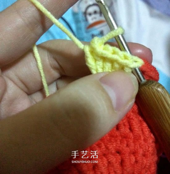 保温又防烫手！冬天玫瑰花毛线杯套编织图解(图4)
