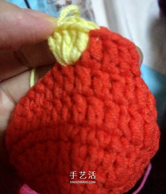 保温又防烫手！冬天玫瑰花毛线杯套编织图解(图3)