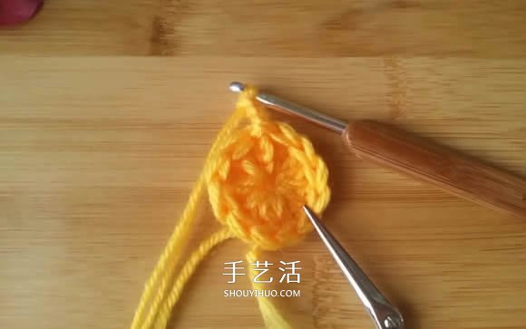 手工钩针编织单色花朵坐垫/杯垫的方法图解(图5)