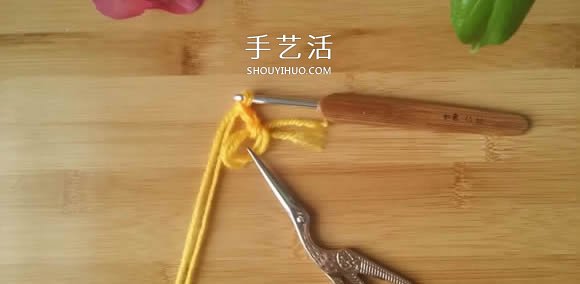 手工钩针编织单色花朵坐垫/杯垫的方法图解(图3)